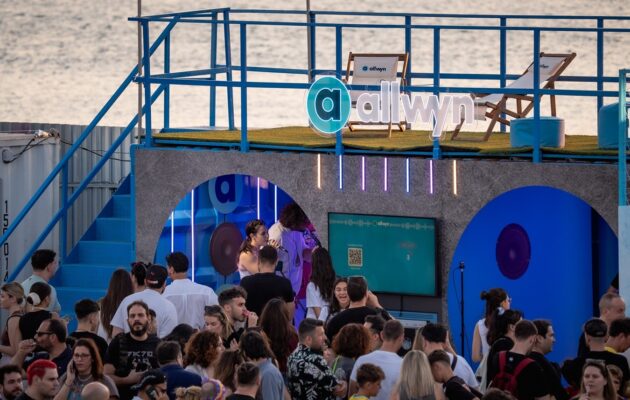 Τι θα κερνούσαν οι Έλληνες fans τους Pet Shop Boys; Η Allwyn έχει την απάντηση (vid.) – Μια νοσταλγική μουσική βραδιά στην Πλατεία Νερού