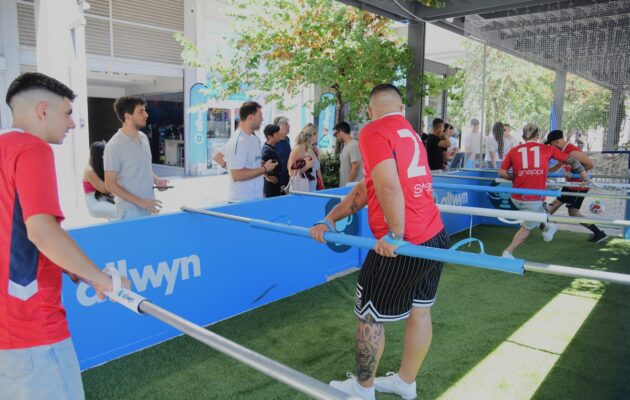 Human Foosball Arena: Το πιο διασκεδαστικό παιχνίδι του καλοκαιριού βρίσκεται στο κατάστημα της Allwyn στο Σύνταγμα