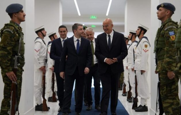 Ο Νίκος Δένδιας υποδέχθηκε στο YΠ.ΕΘ.Α. τον Νίκο Ανδρουλάκη – Η ηγεσία του ΠΑΣΟΚ ενημερώθηκε για τα εθνικά θέματα