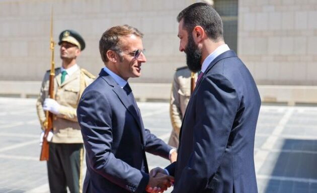 Εκρήξεις στη Δαμασκό και ο «φιλελεύθερος» Μακρόν αγκαλιά με τον τζιχαντιστή «μεταβατικό Πρόεδρο» της Συρίας