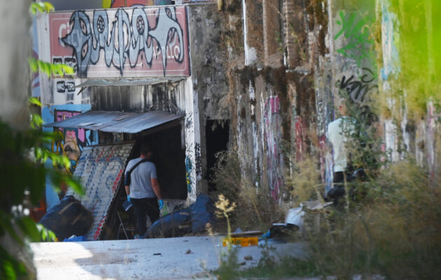 Κυψέλη: Σορός γυναίκας εντοπίστηκε μέσα σε βαλίτσα σε εγκαταλελειμμένο κτίριο