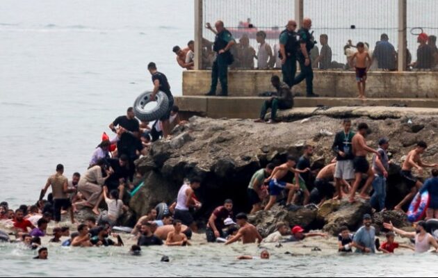Ισπανία: Τουλάχιστον εννέα νεκροί στην προσπάθεια χιλιάδων μεταναστών να περάσουν από το Μαρόκο στη Θέουτα