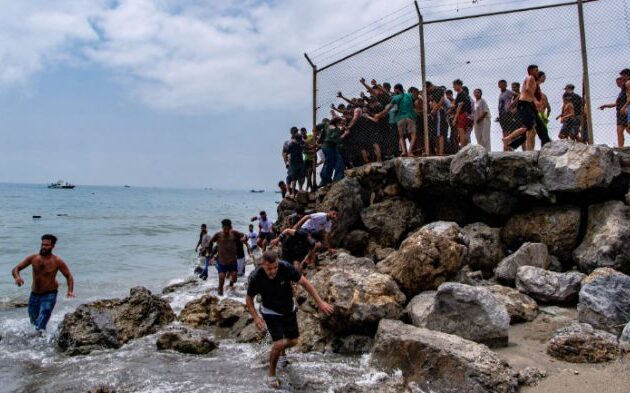Θέουτα: Οι Μαροκινοί παράνομοι μετανάστες «έπληξαν» τη Συνθήκη Σένγκεν