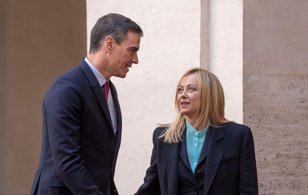 POLITICO: Στα χαρακώματα Μελόνι-Σάντσεθ για το μεταναστευτικό –  «Μπλόκο» στα σύνορα