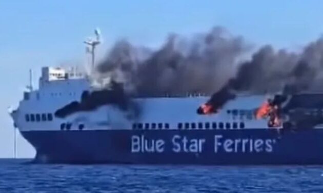 Το BLUE CARRIER 2 καίγεται στο Αιγαίο Πέλαγος στις Κυκλάδες