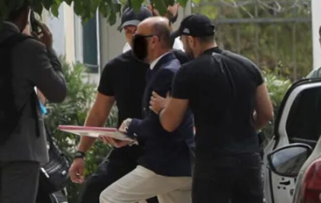 Υπόθεση Μαζωνάκη: Ο γιατρός του Κολωνακίου δήλωσε ότι θα προχωρήσει σε απεργία πείνας – Η σύζυγός του έκλαιγε γοερά πεσμένη στο πάτωμα