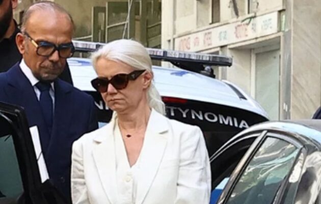 Υπόθεση Μαζωνάκη – Πληροφορίες: Η Ιωάννα Γάκα φέρεται να έστειλε φωτογραφία του τραγουδιστή στο μηχάνημα πλασμαφαίρεσης σε έναν «γιατρό-υπνωτιστή»