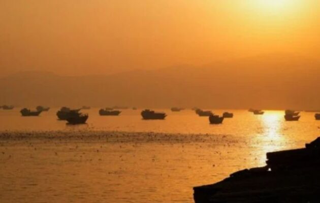 ΗΠΑ: Νέα πλήγματα σε ιρανικούς στόχους γύρω από τα Στενά του Ορμούζ – Απειλές για αντίποινα