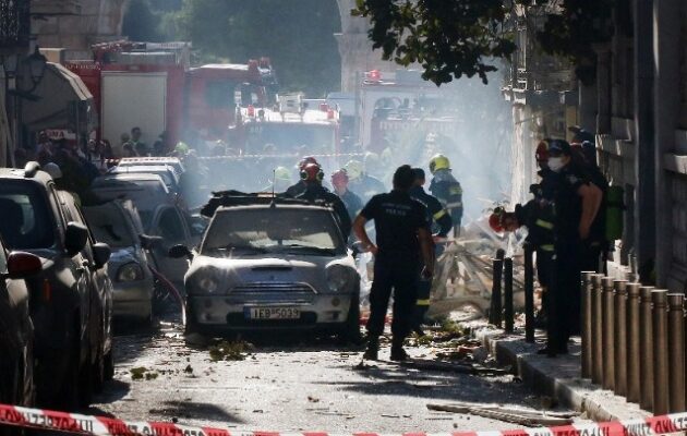 Έκρηξη στην Πλάκα: Εντοπίστηκε γυναικεία τσάντα – Στους έξι οι αγνοούμενοι