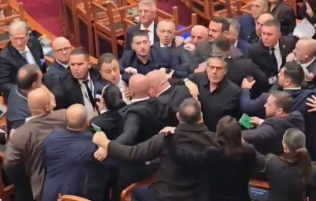 Στην Αλβανία οι βουλευτές πλακώθηκαν μεταξύ τους στο ξύλο