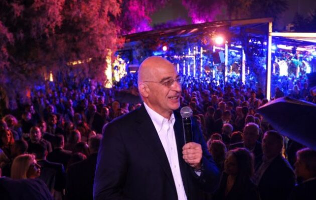 Ανθρώπινο ποτάμι στην Παραλιακή για τον Νίκο Δένδια παρά τη βροχή – Ο Νίκος Δένδιας δύναμη λογικής, μετριοφροσύνης και εθνικής ενότητας