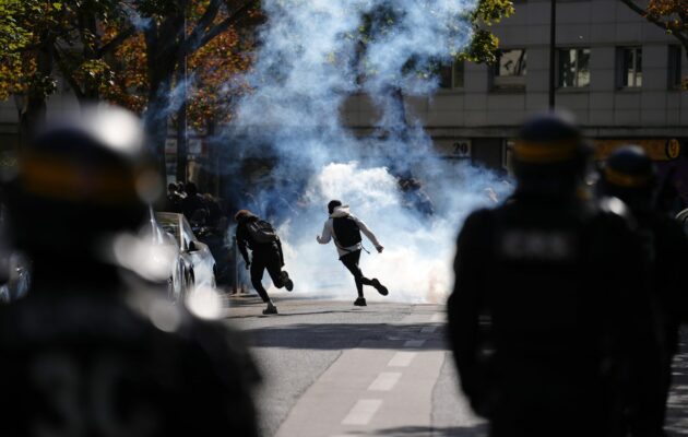 Γαλλία: 15χρονος μαθητής ακρωτηριάστηκε στο χέρι από χειροβομβίδα κρότου-λάμψης κατά τη διάρκεια διαδήλωσης